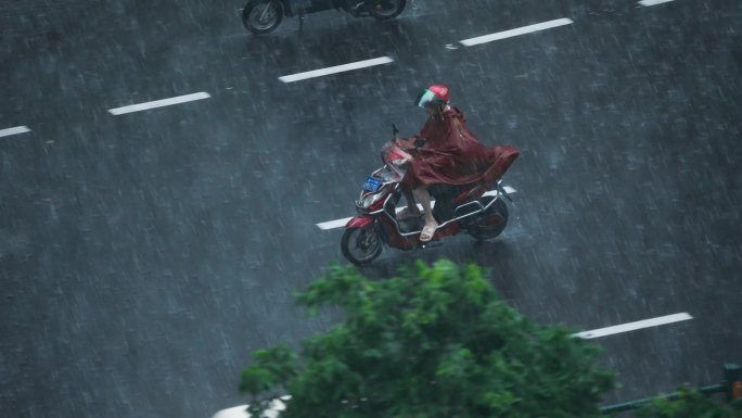 瓢泼大雨中骑行-慢镜头