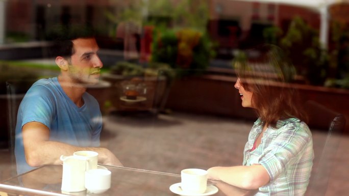 一对情侣在大学食堂一起聊天喝咖啡特写