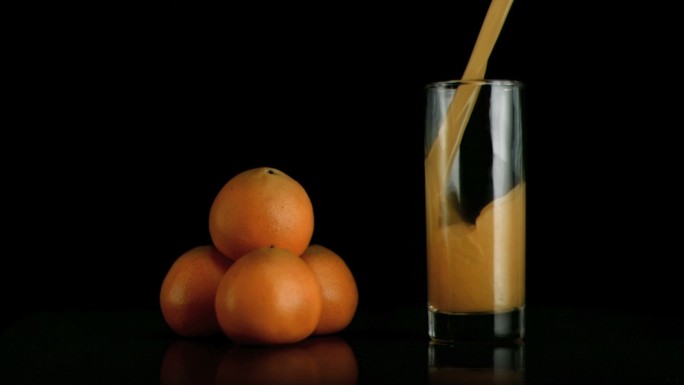 橙子和倒橙汁特写早餐营养食材