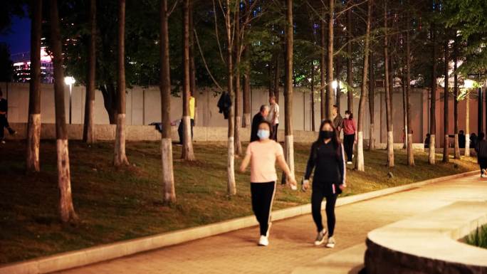 2022最新汉口江滩公园夜晚市民散步健身