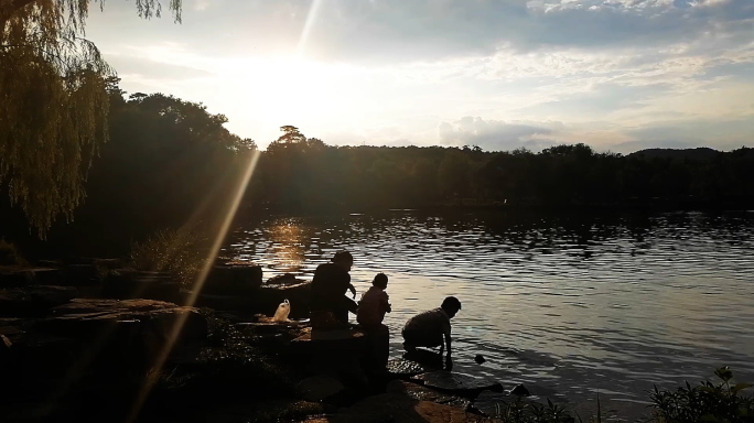 夕阳湖畔儿童戏水