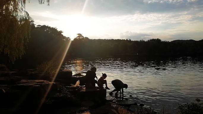 夕阳湖畔儿童戏水