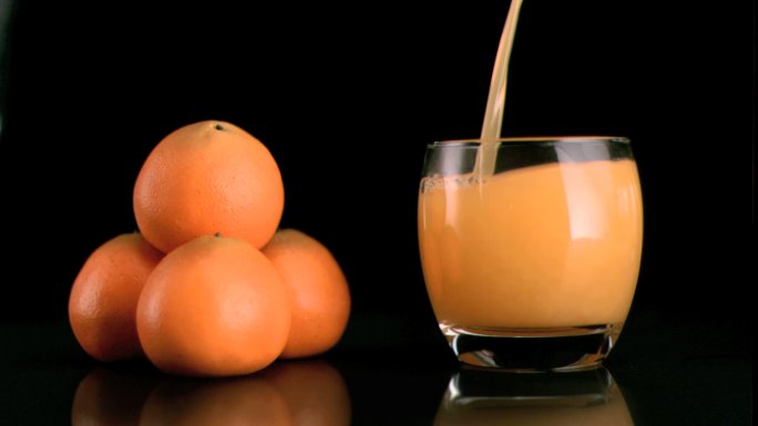 橙子和倒橙汁特写橘子汁桔子汁饮料