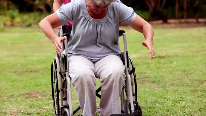 一位坐在轮椅上的老妇人奇迹般地跳了起来，能走路了