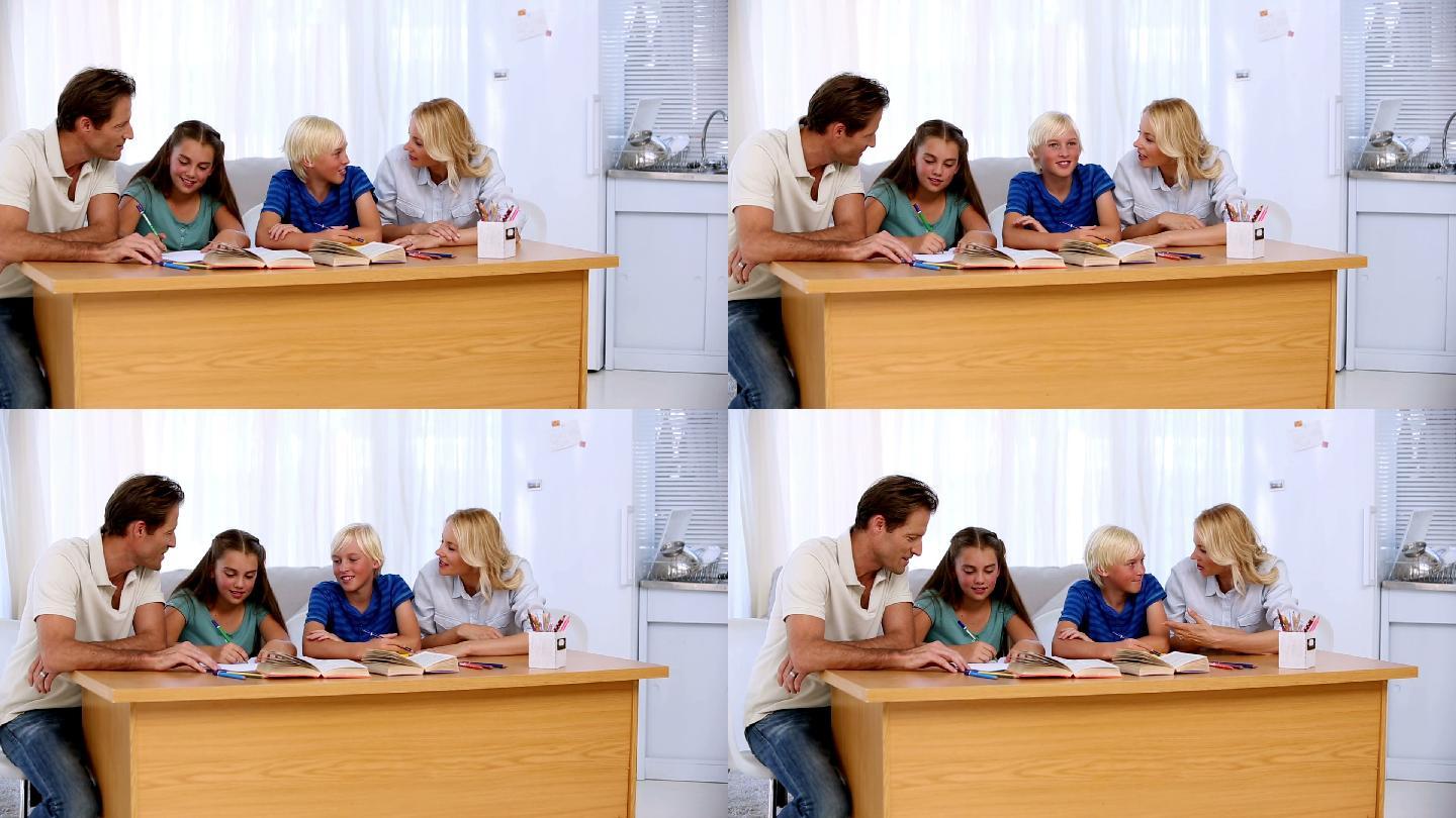 父母在客厅的桌子上帮助孩子做作业