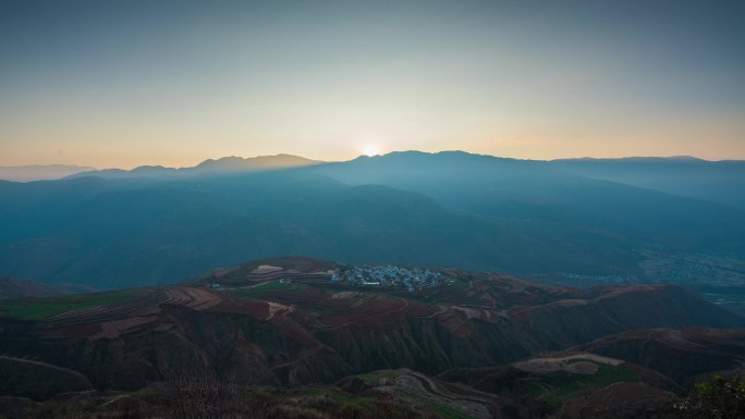 云南东川红土地落霞沟日出延时摄影