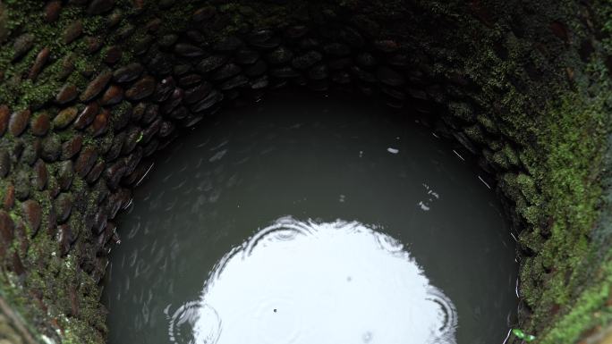 下雨天雨滴老水井