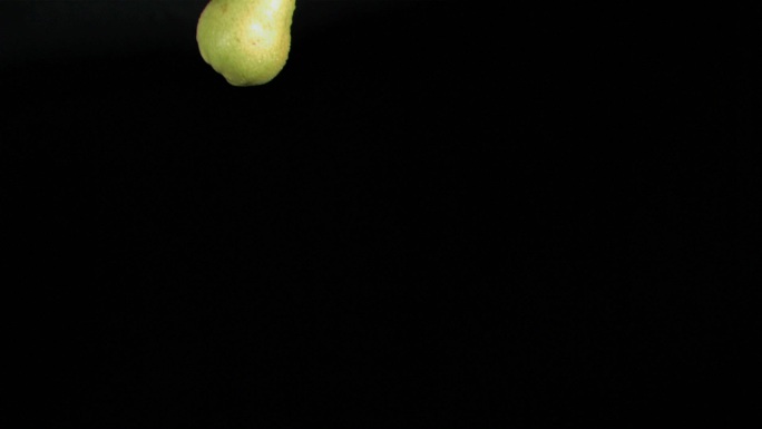 梨被投出伴随水滴在空中特写