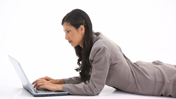 一个优雅女人用笔记本电脑的视频