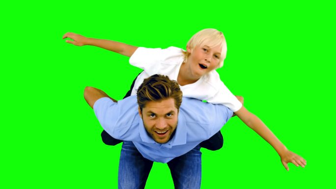 绿色慢镜头里，儿子骑在父亲背上
