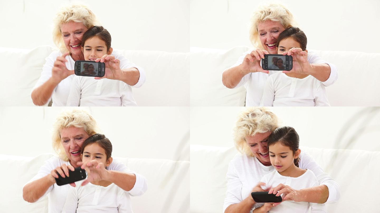 奶奶用手机给她和孙女拍照
