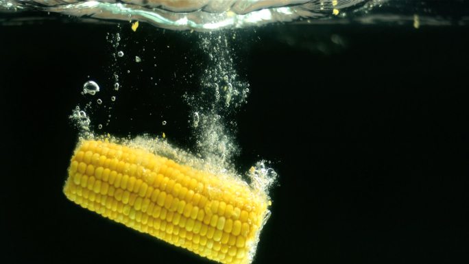 玉米掉进水里特写玉米掉进水里落水进水气泡