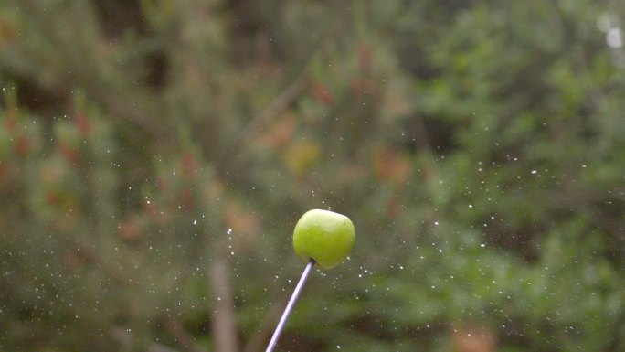 箭射穿苹果的慢镜头