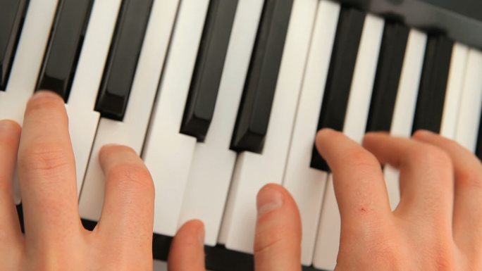 手指在画室里触摸钢琴键