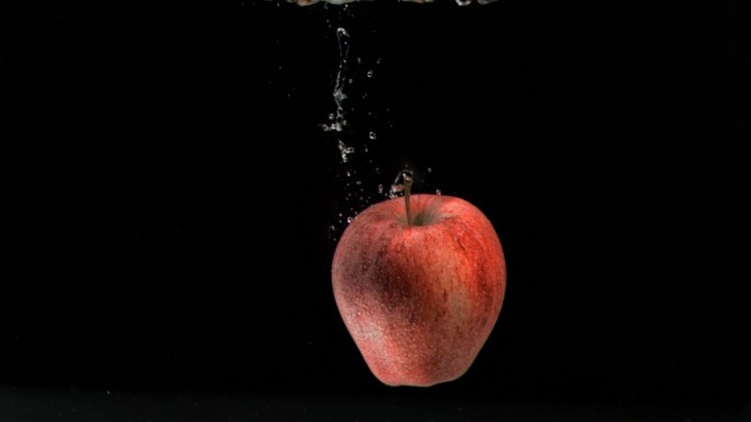 苹果掉进水中特写果蔬气泡泡沫