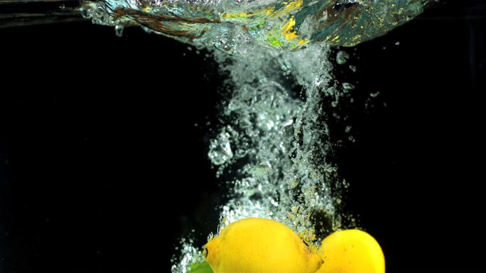 水中的柠檬特写果蔬果子果实