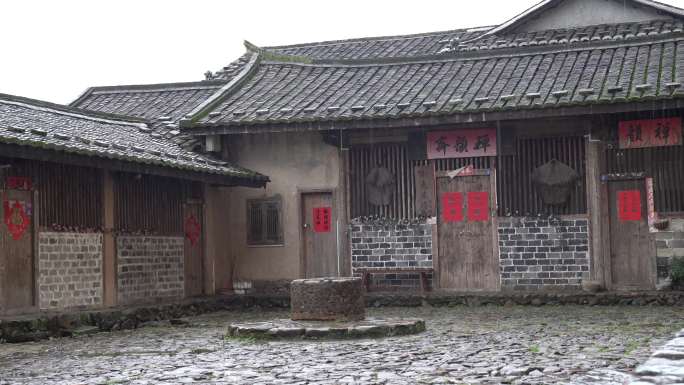 下雨天老房子古代建筑雨天福建古厝老房屋