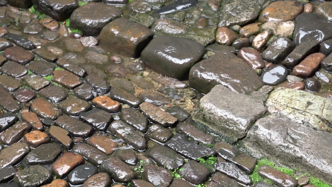 下雨天石子路面雨滴石头路雨水积水