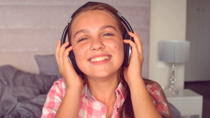 女孩戴着耳机在慢动作听音乐每秒250帧