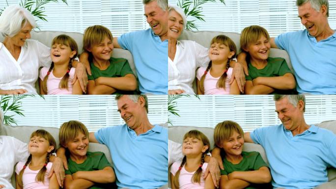 孩子和祖父母在沙发上的慢镜头，每秒250帧