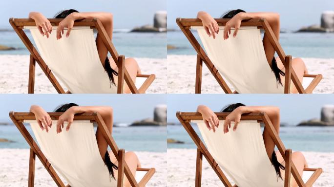 在沙滩上躺椅上休息的女人特写
