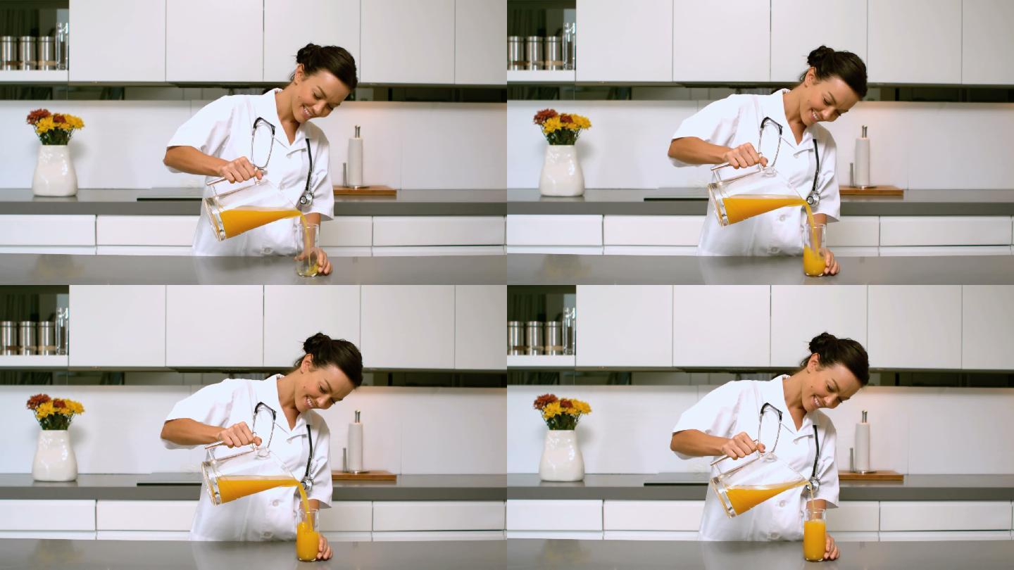家庭护士在厨房倒橙汁的慢镜头