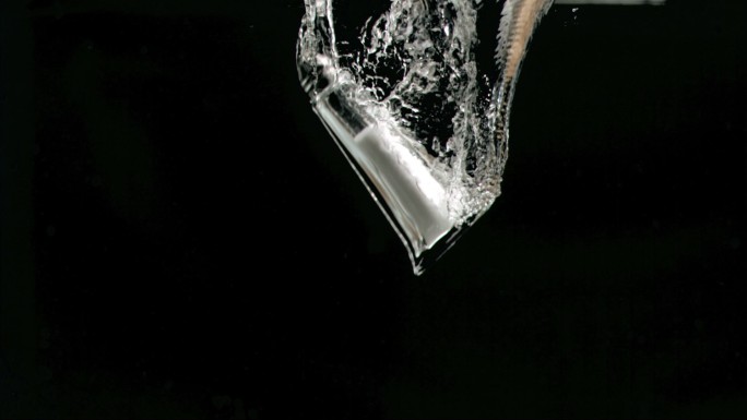 盐瓶在水中以超慢的动作下落特写
