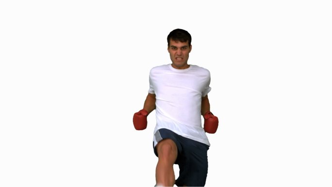 男人在白色背景下戴着拳击手套打拳特写