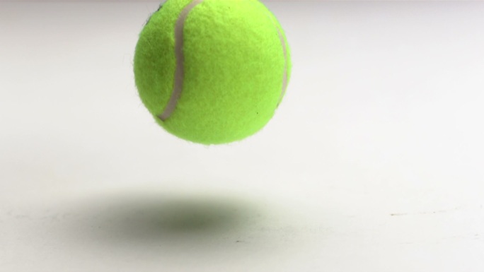 网球掉到地上又弹起特写