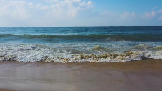 阳江明媚沙滩海边海浪浪花