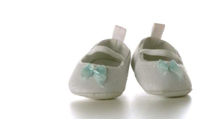 掉落的婴儿鞋特写广告陪伴生活婴儿产品亲子