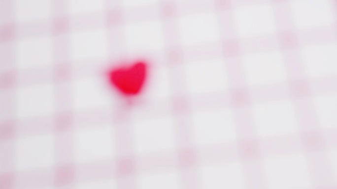 粉红色的心在日历上标出情人节特写镜头