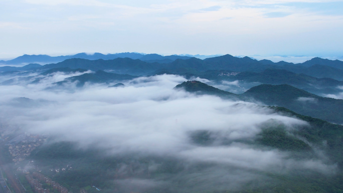 杭州西湖区云海中的群山