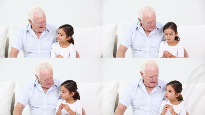 爷爷在客厅里和他的孙女说话