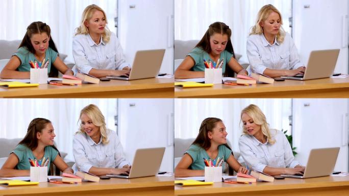 母亲在笔记本电脑上工作，女儿在客厅的书桌上做作业