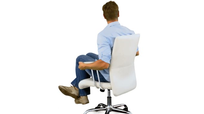 男人坐在椅子上在白色背景下欢呼特写