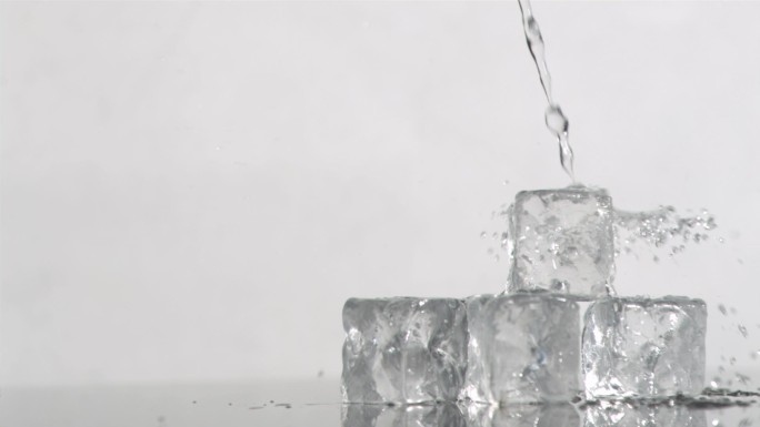 水打在冰块上特写冰块