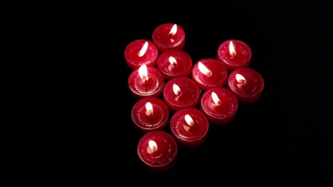 红色蜡烛摆成心形特写