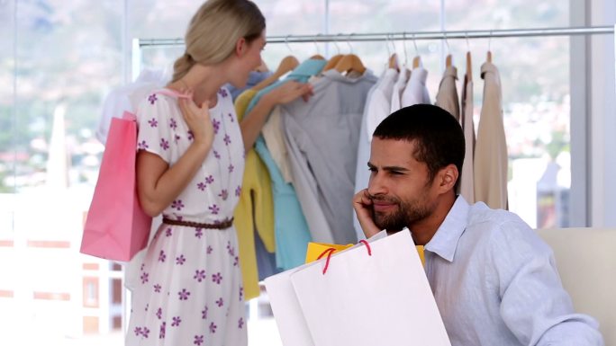 一名男子因女友在服装店看商品而生气
