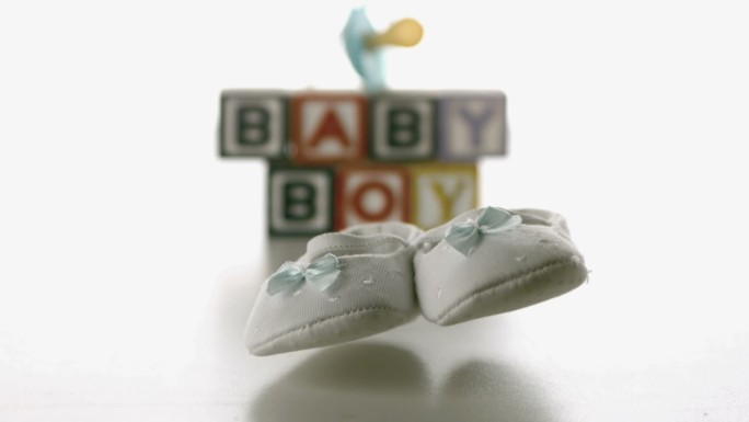 婴儿礼物积木奶嘴和鞋特写
