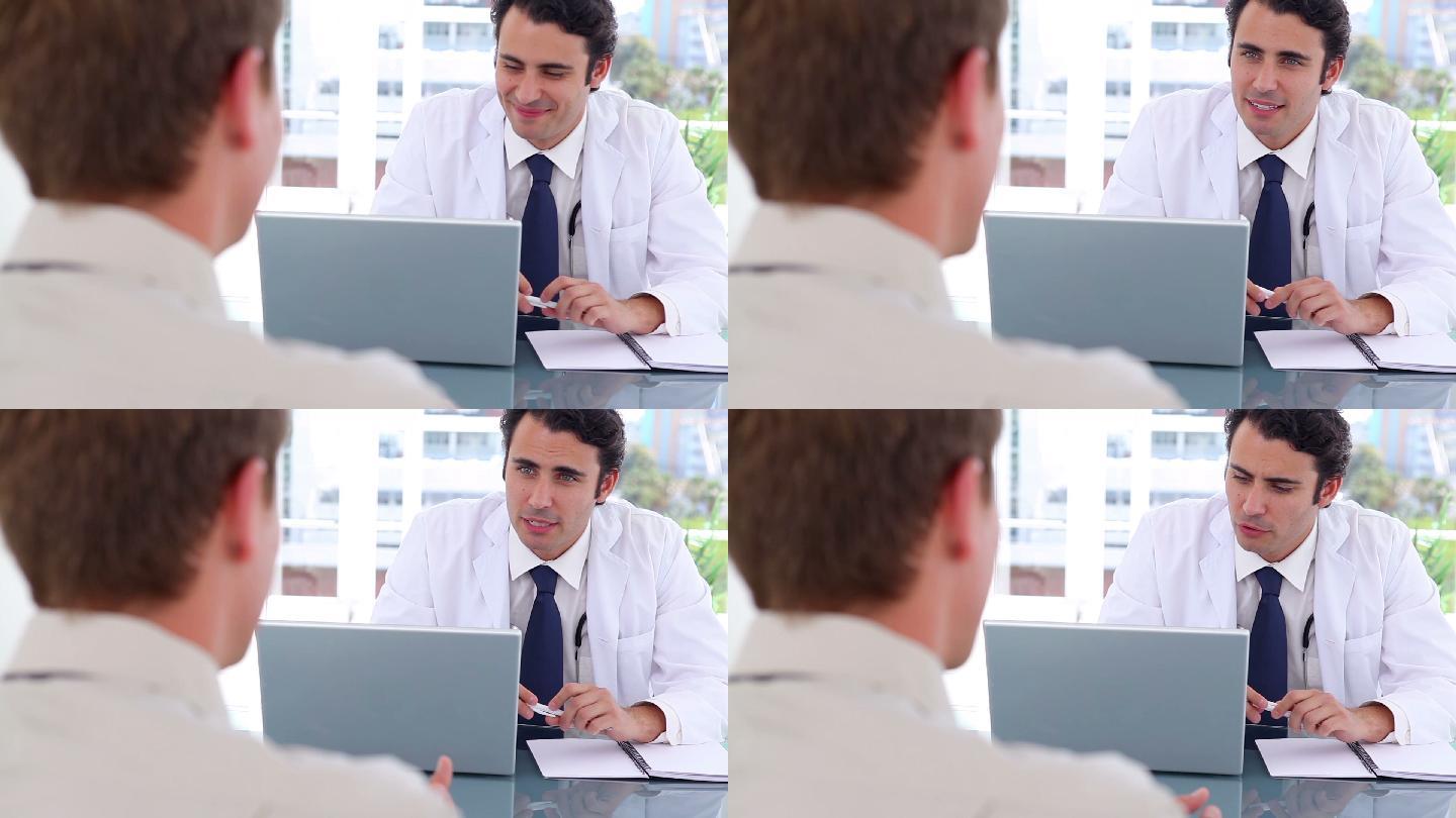 医生在办公室询问病人症状特写