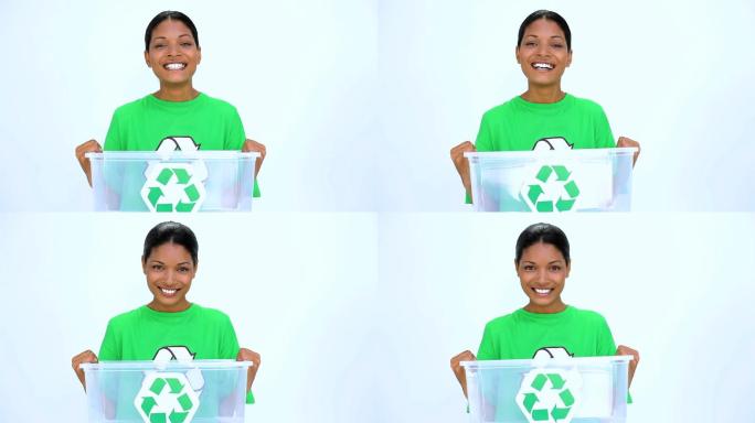 在白色背景下，手持回收箱的生态女性
