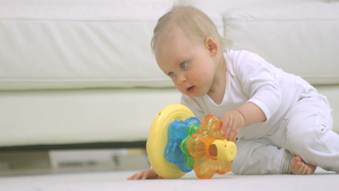 婴儿在地板上玩玩具爬行特写
