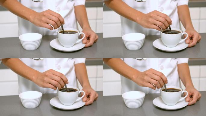 慢动作手搅拌咖啡杯