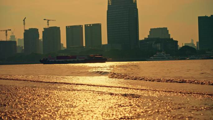 傍晚夕阳西金黄色的黄浦江面湖面河面