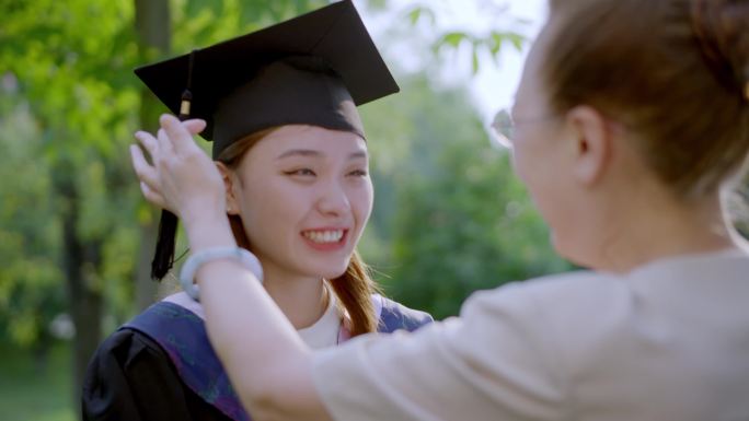 4K大学生毕业拥抱老师扔学士帽