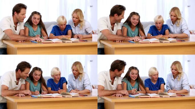 父母和孩子在客厅的书桌上做作业