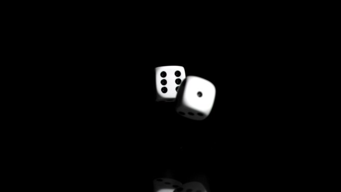 两颗白色的骰子掉落转动特写