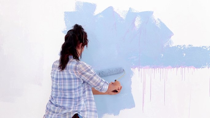 一个女人在装修刷墙特写