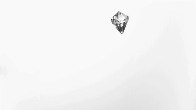 一颗钻石在白色背景下转动特写